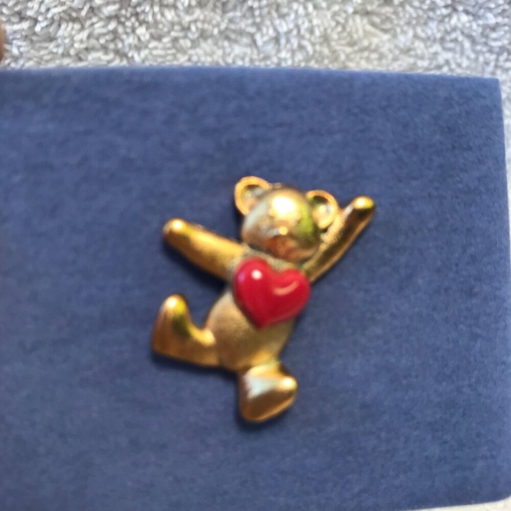 2004 Avon ‘With All My Heart Bear’ Gold Tone With Enamel Red Heart Tac Pin ~ NEW